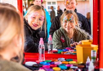 Modern chalet with outdoor spa, in a holiday park, near the Veluwe has rooms with a private hot tub