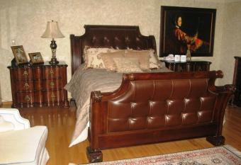 McDougall Lane Bed & Breakfast has rooms with a private hot tub