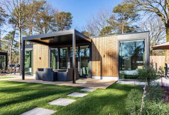 Modern chalet with sun shower, in a holiday park on the beautiful Veluwe has Balcony rooms