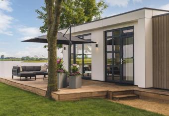 Luxurious holiday home on the water in the Betuwe has Balcony rooms