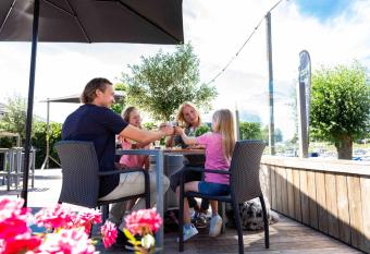 Carefully furnished chalet with outdoor sauna and spa, in a wetland area has rooms with a private hot tub