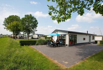 Neatly furnished chalet with microwave, in a holiday park in a wetland area has Balcony rooms