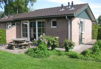 Comfortable bungalow with combi microwave near the Veluwe has Balcony rooms