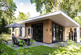 Modern chalet with dishwasher, in a holiday park on the beautiful Veluwe has Balcony rooms