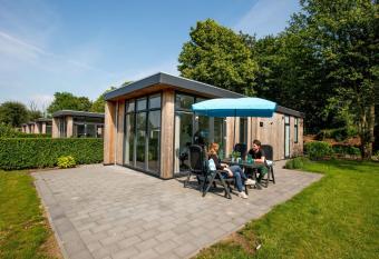 Comfortable chalet with dishwasher, within the De Veluwe has Balcony rooms