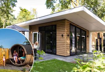 Beautiful chalet with outdoor sauna, in a holiday park, in the beautiful Veluwe has Balcony rooms