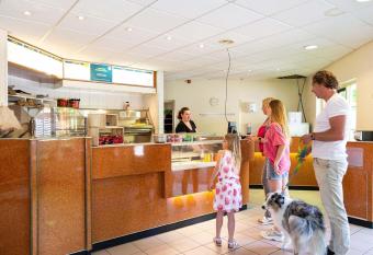 Chalet with sun shower and hot tub, in a holiday park on the beautiful Veluwe has rooms with a private hot tub