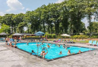 Beautiful chalet with outdoor spa, in a holiday park, close to De Veluwe has rooms with a private hot tub