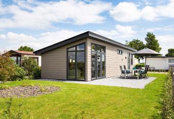 Nice chalet with dishwasher, on a holiday park near Cromvoirt has Balcony rooms