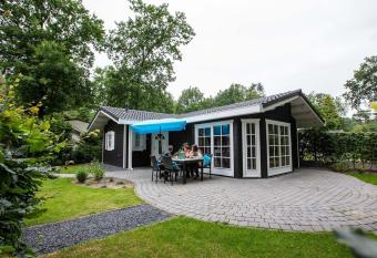 Wooden chalet with combi microwave, on a holiday park, close to De Veluwe has Balcony rooms