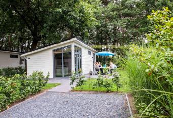 Nice chalet with dishwasher in a holiday park in the middle of the Veluwe has Balcony rooms