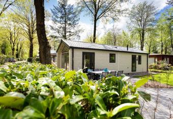 Well-kept chalet with microwave, in a holiday park in the middle of De Veluwe has Balcony rooms