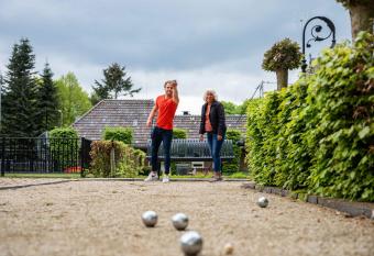 Comfortable chalet with outdoor sauna, near De Veluwe has rooms with a private hot tub