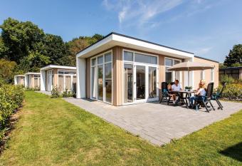 Modern chalet with dishwasher, on a holiday park, close to Park De Veluwe has Balcony rooms