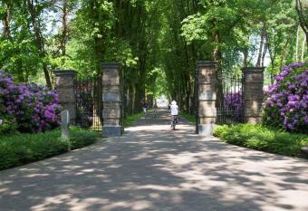 Nice chalet with outdoor sauna and spa, in a holiday park, near the Veluwe has rooms with a private hot tub