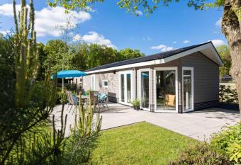 Modern chalet with a dishwasher, located in Park De Veluwe has Balcony rooms