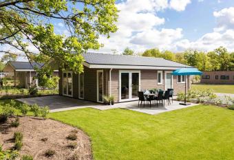 Modern chalet with a dishwasher, located in Park De Veluwe has Balcony rooms
