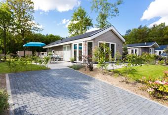 Nice chalet with dishwasher, in a holiday park, near the Veluwe has Balcony rooms