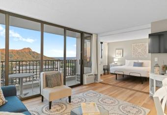 Wa'a Suite @Waikiki Banyan (1 Free Parking) has rooms with a private hot tub