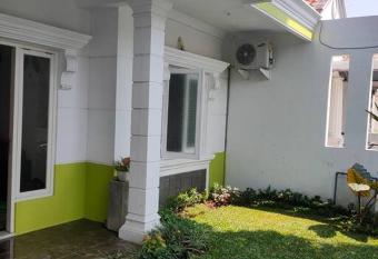 Homestay Sidoarjo - Comfort has rooms with a private hot tub