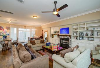 HUGE Discount-Great 3 Story Home-Sleeps 12 Guests! has rooms with a private hot tub