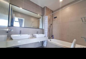 Lion Home has rooms with a private hot tub