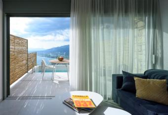 Lithos Retreat 2 has Balcony rooms