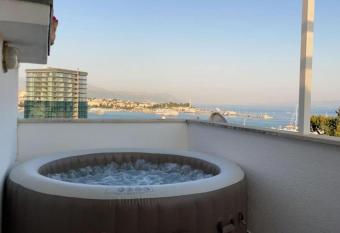 Meje Residence has rooms with a private hot tub