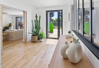 Villa Jean Mermoz has Balcony rooms