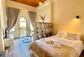 Beautiful apartment with a balcony in downtown of Haifa has Balcony rooms