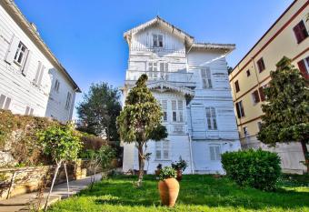 Experience Historic Mansion allows 18 year olds to book a room