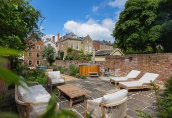 Ludlow Townhouse has rooms with a private hot tub