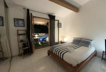 Chambre priv  e avec salle d   eau et terrasse au calme has Balcony rooms