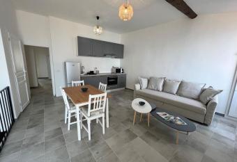 Au c  ur du village , vue mer has Balcony rooms