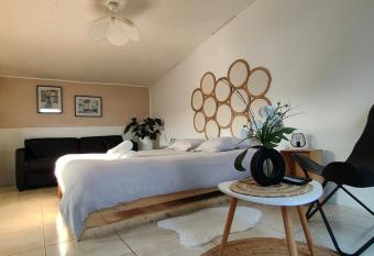 Charmant studio ind  pendant allows 18 year olds to book a room