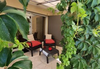 CHARMANTE MAISON 40 M2 CENTREE EN PROVENCE allows 18 year olds to book a room