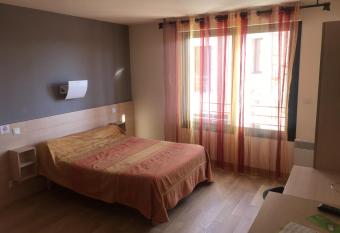 Aux berges de Pareloup has Balcony rooms