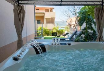 Apartment Nadalina has rooms with a private hot tub