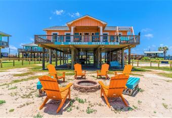 Hot Tub and Jacuzzi Suite! 100 steps from spacious beach and Jetty park! Generations Retreat Sleeps 26 has Balcony rooms