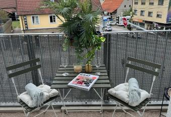 Stilvolles und modernes Appartement mit sonnigem Balkon in Flughafen- und Messen  he 31 has Balcony rooms