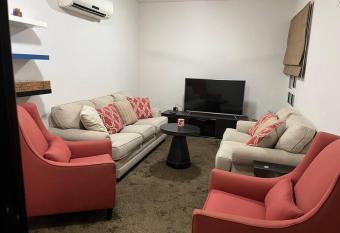 AlKhoudh 7 Mazoun Street has rooms with a private hot tub