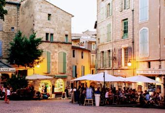 Le Triplex P  zenas has Balcony rooms