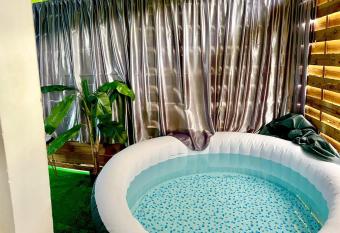 La suite parentale allows 18 year olds to book a room