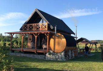 Domek na roztoczu has rooms with a private hot tub