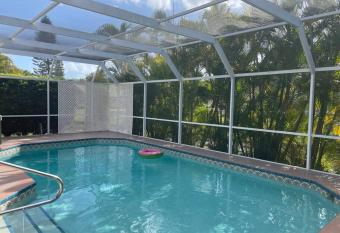 Siesta Key Home with pool/hot tub 12 min to beach has rooms with a private hot tub