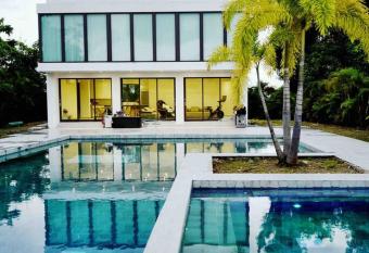 Ultimate Beach Getaway, Luxury villa in Ritz-Carlton, Dorado 5 mins to Beach has rooms with a private hot tub