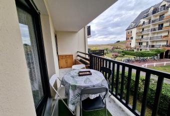 Les pieds dans le sable has Balcony rooms