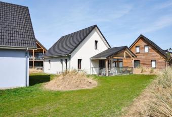 Spacious holiday home with a garden, at 800 m from the sea has Balcony rooms