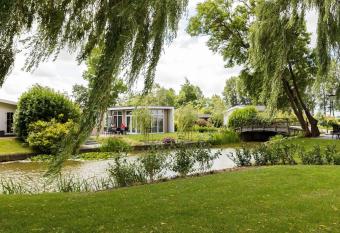 Detached, light chalet with dishwasher not far from Hoorn has Balcony rooms