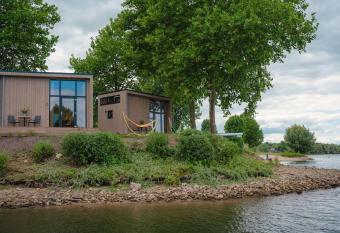 Cozy tiny house on the water, located in a holiday park in the Betuwe has Balcony rooms